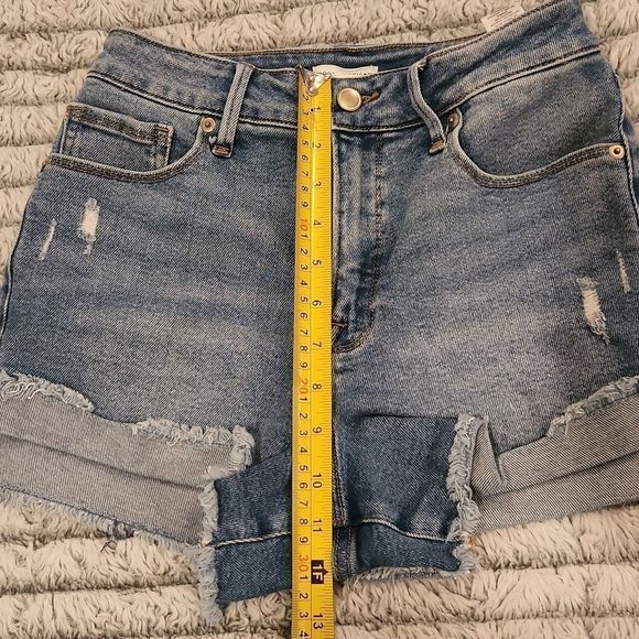 Light wash Good American "good curve" high waisted jean shorts size 27. - Picture 10 of 11